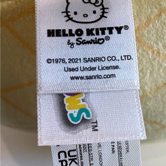 Pineapple HELLO KITTY Squishmallow - Picture 7 of 8